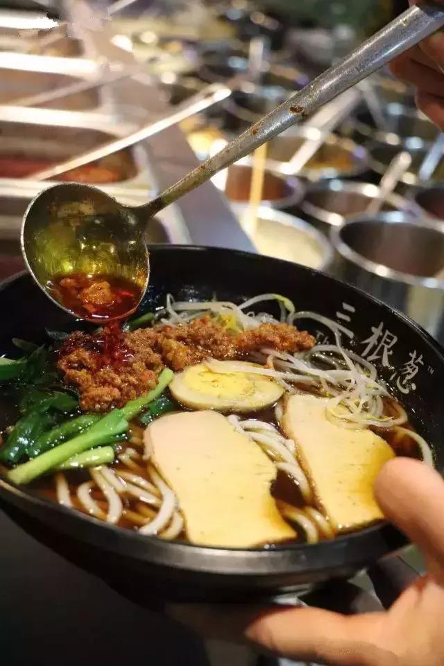 姑父的早餐店仅依赖这八款秘制米线配方，日接待量高达800人次