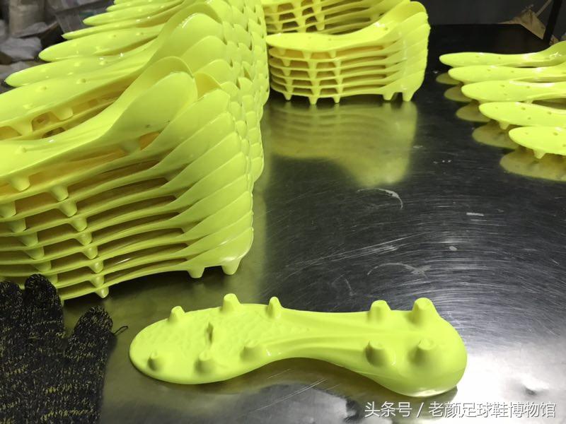 全是套路，塑料毛线组装在一起卖2000，解密足球鞋生产成本的秘密