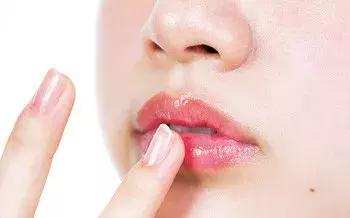 一抹惊艳的唇妆,diy唇彩的制作方法