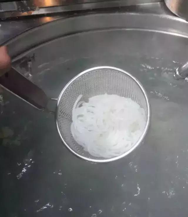 姑父的早餐店仅依赖这八款秘制米线配方，日接待量高达800人次