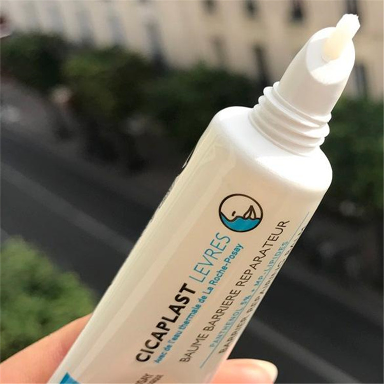 唇膏不好会怎么样,唇膏选择滋润不沾杯