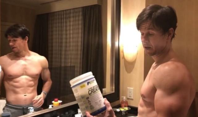 好莱坞巨星马克·沃尔伯格否认使用类固醇，坚称是自然健身！