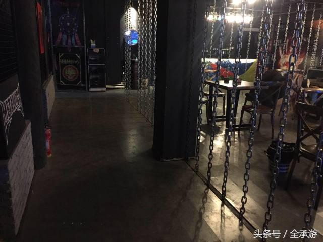 吃烧烤遇上路边歌唱,吃在承德