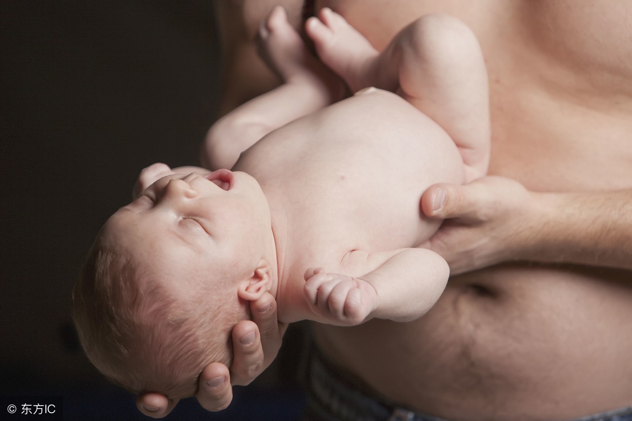新生儿紧握拳头,新生儿手握拳头很紧发紫