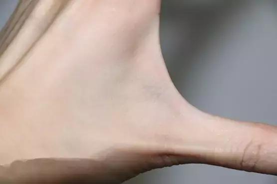 用100粒口香糖，体会舌吻的22种味道