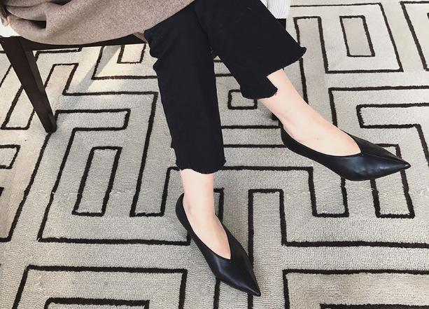 皮鞋后脚跟上沿太硬磨脚怎么办,皮鞋大了会磨脚还是小了会磨脚