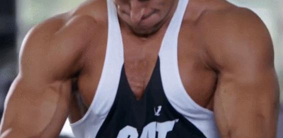 男生胸肌练太大撑衣服怎么办,男生胸肌太大怎么减无器械