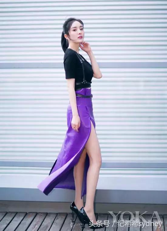 买了两双几乎一样的高跟鞋,想买一双大红的高跟鞋