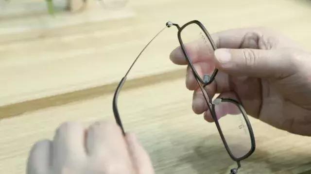 眼镜店镜架怎么调整,tr90镜架怎么调整