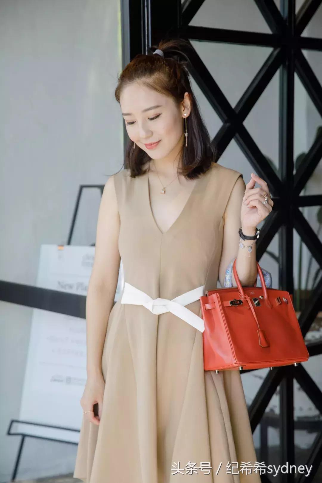 买了两双几乎一样的高跟鞋,想买一双大红的高跟鞋