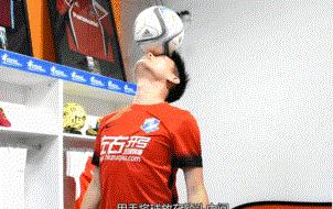 教停球名场面,小罗训练时停球牛尾巴过队友