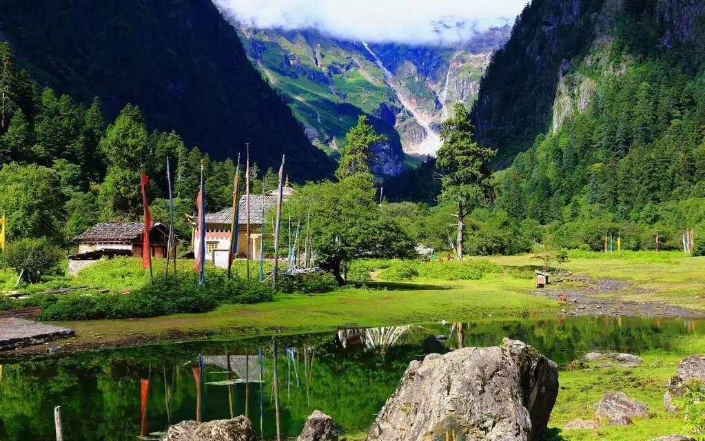 自驾游怎么穿越雪谷,自驾穿越雪地雾凇视频