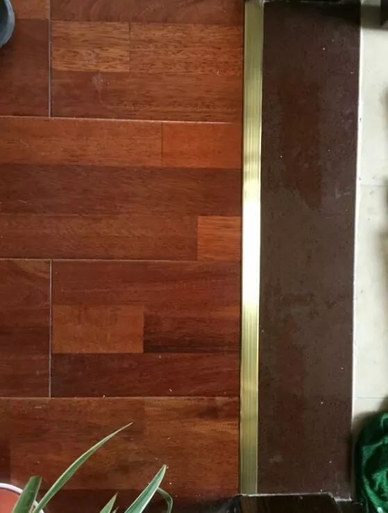 地砖和木地板怎么衔接啊,进门如何使用地砖与木地板衔接