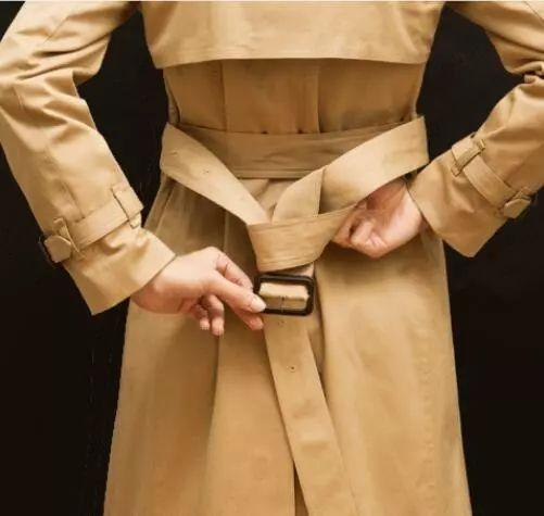 系风衣腰带单蝴蝶结的方法慢动作,巴宝莉男士风衣腰带背后正规系法