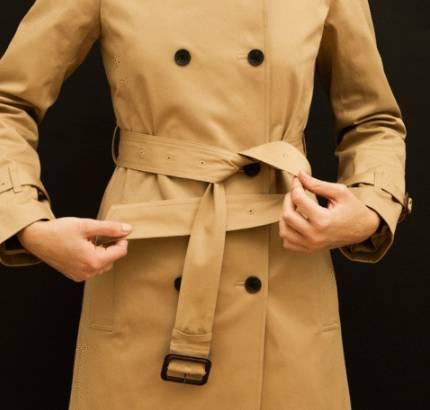 系风衣腰带单蝴蝶结的方法慢动作,巴宝莉男士风衣腰带背后正规系法