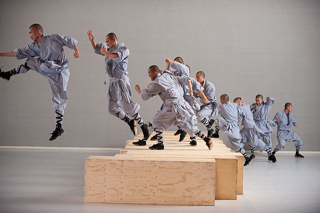 艺术家不仅与“硅胶假人”共舞，还与少林寺僧人合作《佛经》