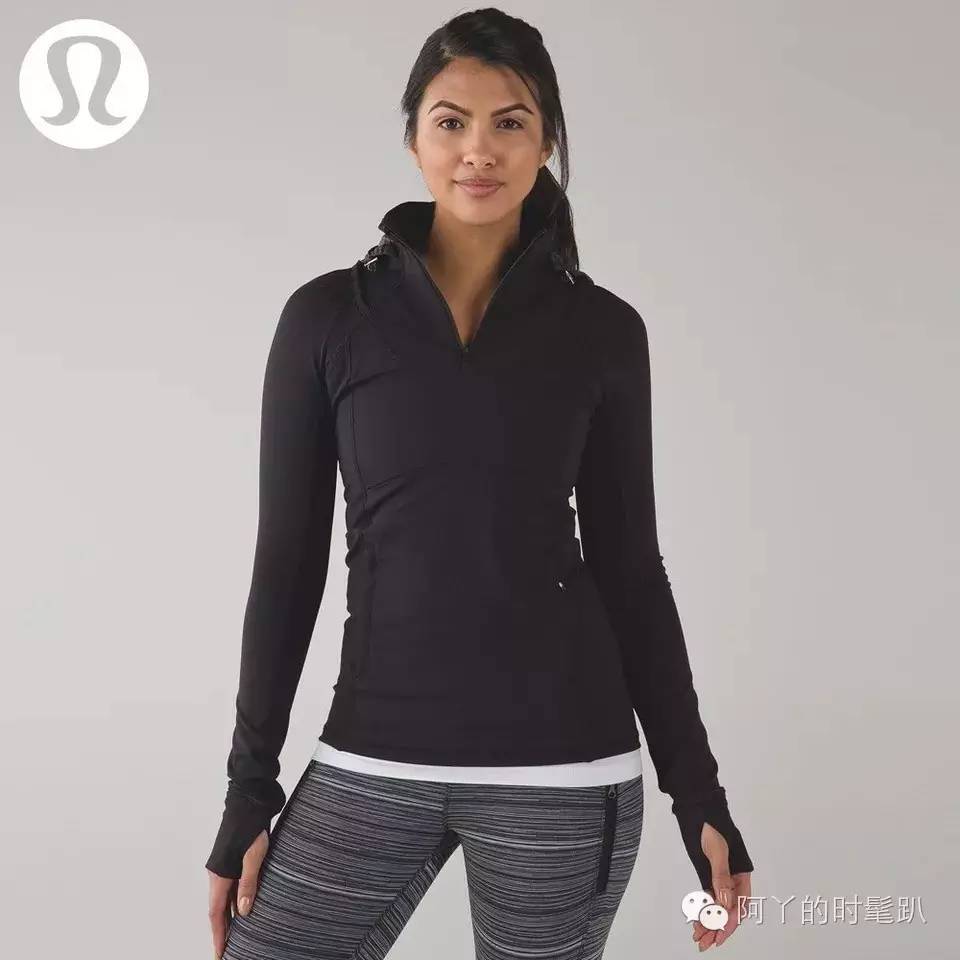 比起她的“黑白灰”，我更爱安迪帅爆了的跑步行头