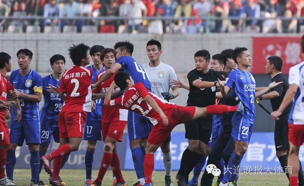 足协杯苏宁遭业余球队罕见*攻围**，武汉宏兴表示打人者一律开除！