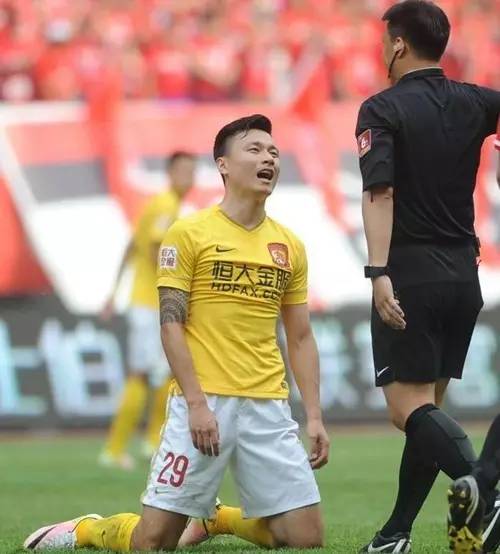 进步了？郜林遭人身攻击，赛后恒大球迷被打