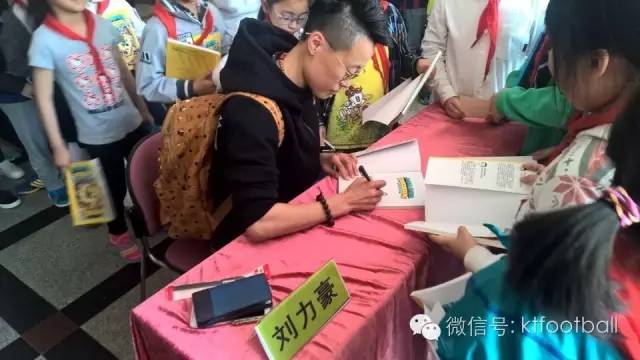 足球比赛小学生入场,少年足球开赛