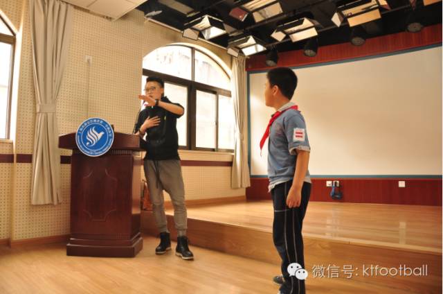 青少年足球进校园,足球比赛小学生入场