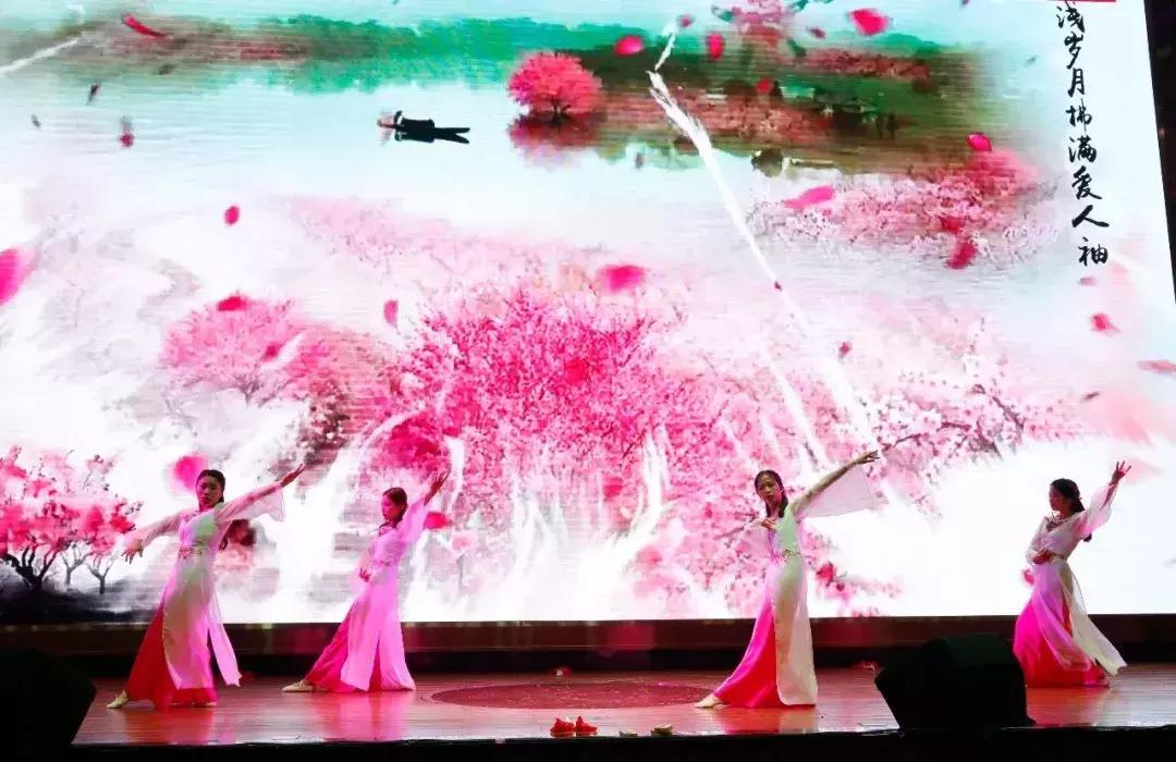 一场普通年会，惊动了中国家装之父余工*飞机打**来回助阵！