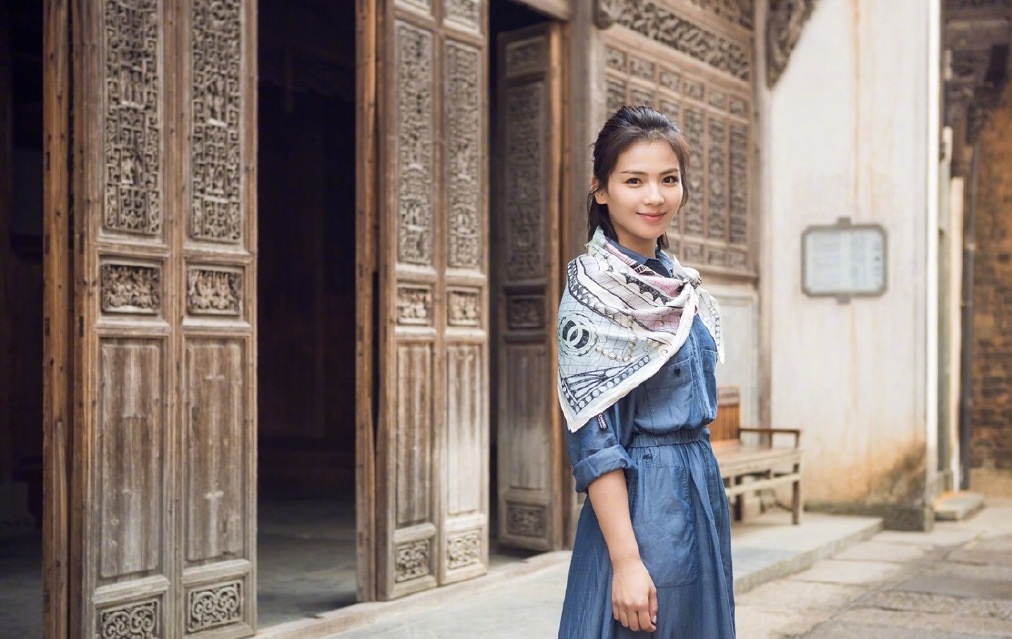 刘涛风衣秀,刘涛穿大衣现身春晚