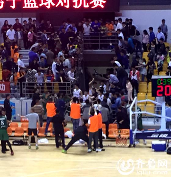 篮球打架冲突群殴朱芳雨完整版,山东篮球群殴