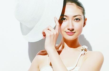 脸上用的酸类产品过期了还能用吗,过期产品还可以抹在脸上吗