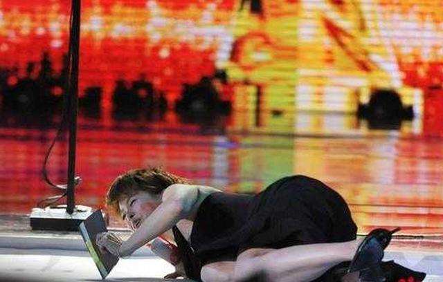 胡歌摔倒事件视频,胡歌摔倒全过程