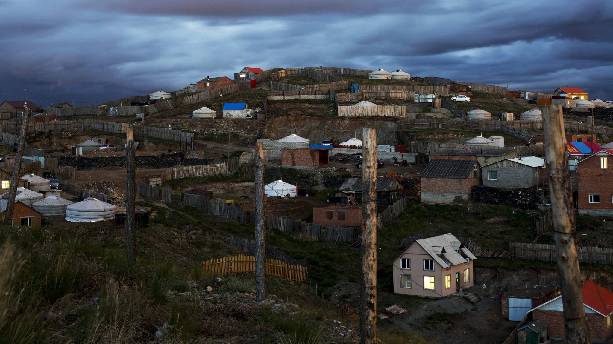 蒙古国开卡车到中国排队,蒙古国人来到中国发达城市