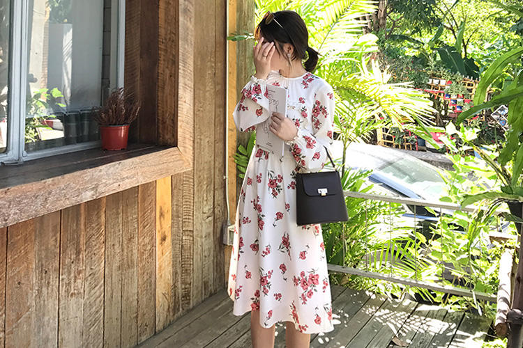 清新连衣裙英文,浪漫荷叶边美裙摇曳出万种风情