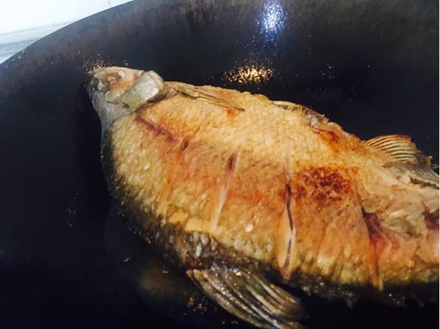 炒菜锅以前煎鱼不粘锅现在粘锅,煎鱼开始不粘锅怎么后面粘锅