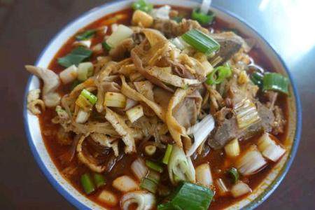 这碗小吃,名字可能你没听过,但吃的人非常多,大妈一天卖300碗