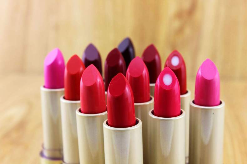素颜涂什么颜色的口红自然又显白,想要显白涂什么口红