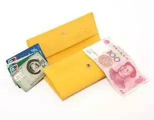 钱包什么颜色款式最招财,喜火喜木的人用什么颜色的钱包好