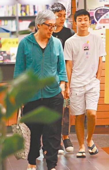 张宇峰全家照,张宇和老婆近照