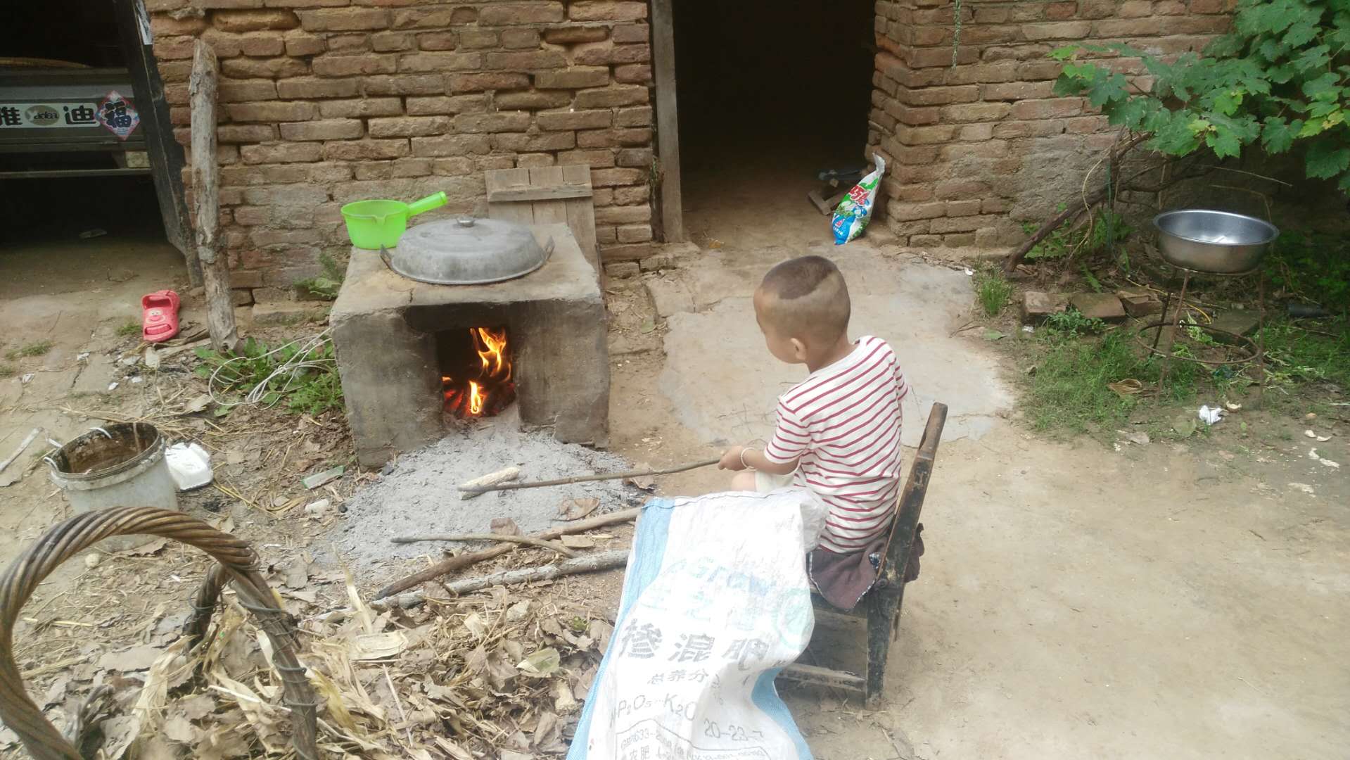 小孩儿被热水烫了,儿子手被烫到了