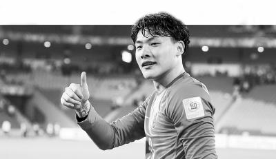 他是最年轻国脚,特立独行险被开除!把足球生涯和家庭纹在身上