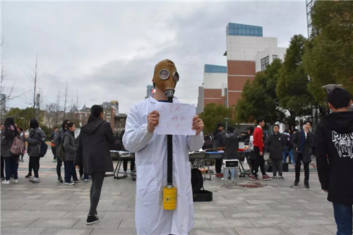 学雷锋爱心义卖活动小学生日记,小学生开展学雷锋献爱心义卖捐款