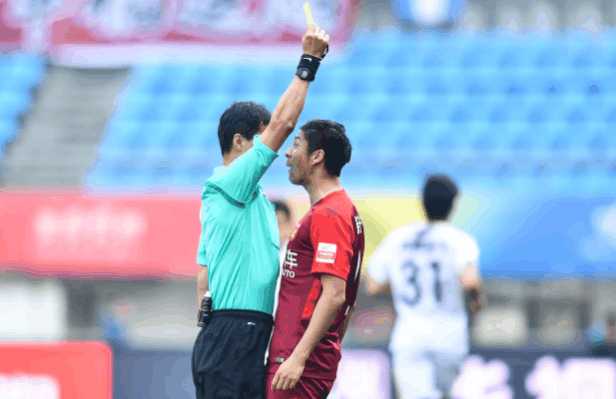 中超出现10分钟长补时,主裁三度启用视频回放,修角旗竟花了5分钟