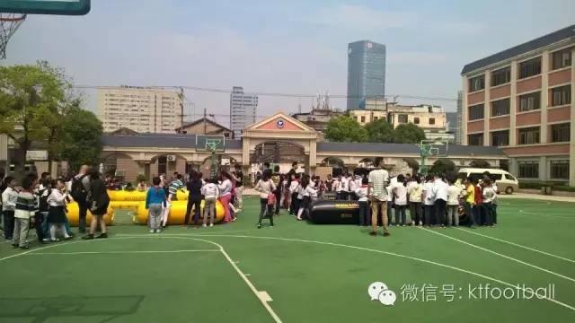 青少年足球进校园,足球比赛小学生入场