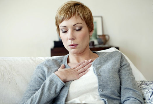 女人胸闷气短是怎么回事,四十多女人胸闷气短怎么回事