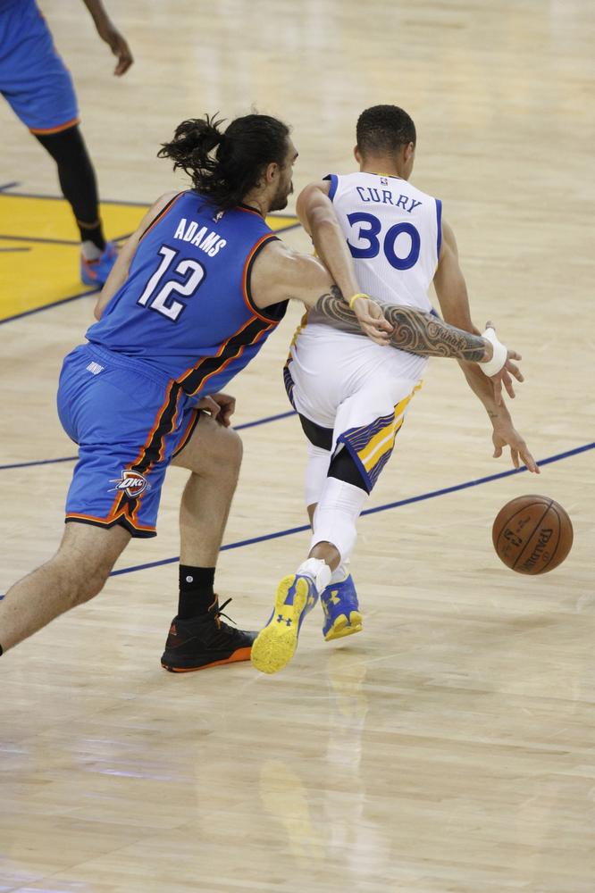 勇士库里破纪录之路,勇士打破40年的沉寂库里第一夺冠