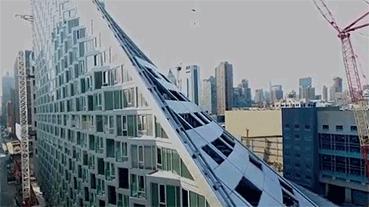 这个人在纽约最贵的地方，为穷人建了座金字塔