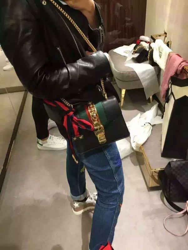 天哪！这么多杂志上看到的大牌热门包，她居然都有！羡慕！