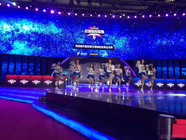 LOL高校联赛美女拉拉队专访：观众太热情啦！