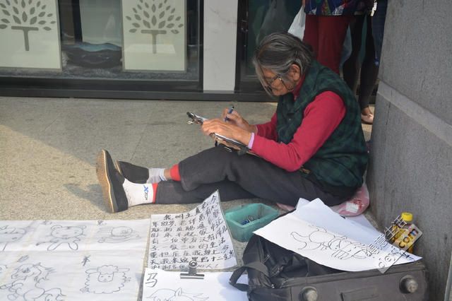 武汉抓小龙虾,用一次性手套吃小龙虾