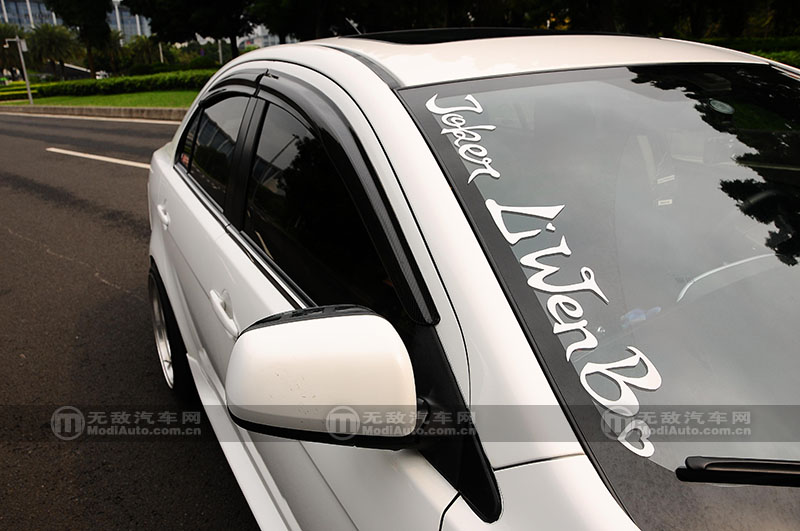 穿梭于繁华都市演绎着专属的姿态翼神