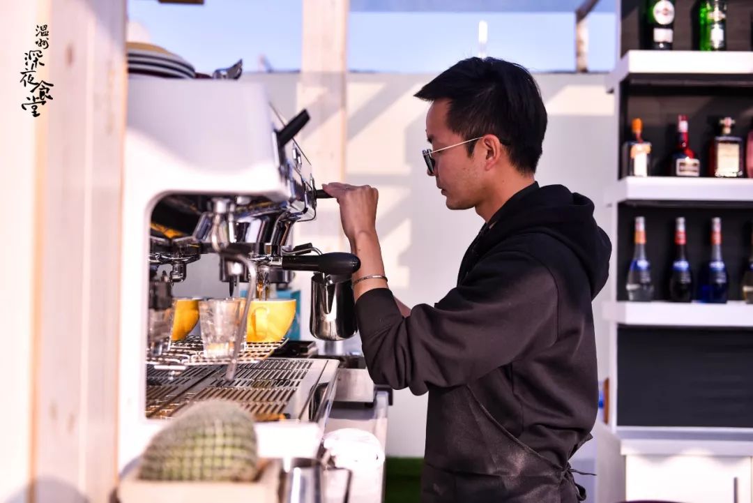 任性!温州海归美女辞职爆改破厂房,建露天解忧咖啡馆!